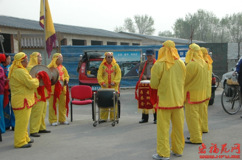 宏福社区居委会舞狮队在苍龙街赏玩城活动现场
