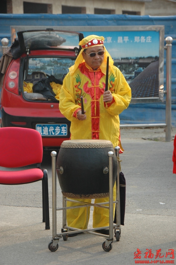 宏福社区居委会舞狮队在苍龙街赏玩城活动现场