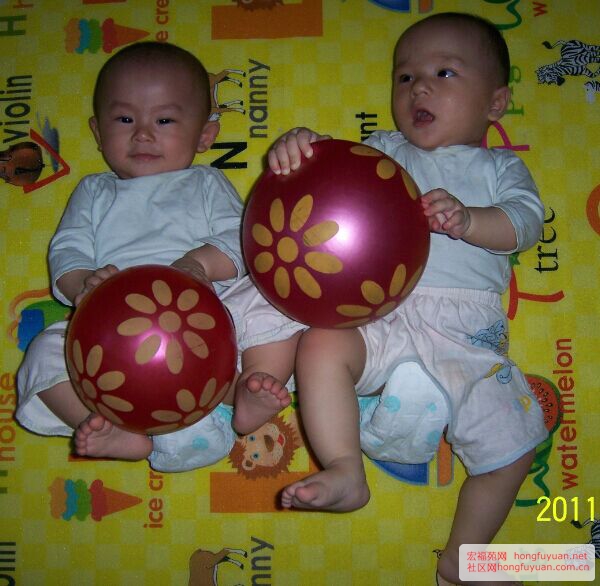 双胞胎玩球
