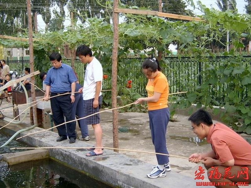 钓鱼是要蹲着钓的你知道不