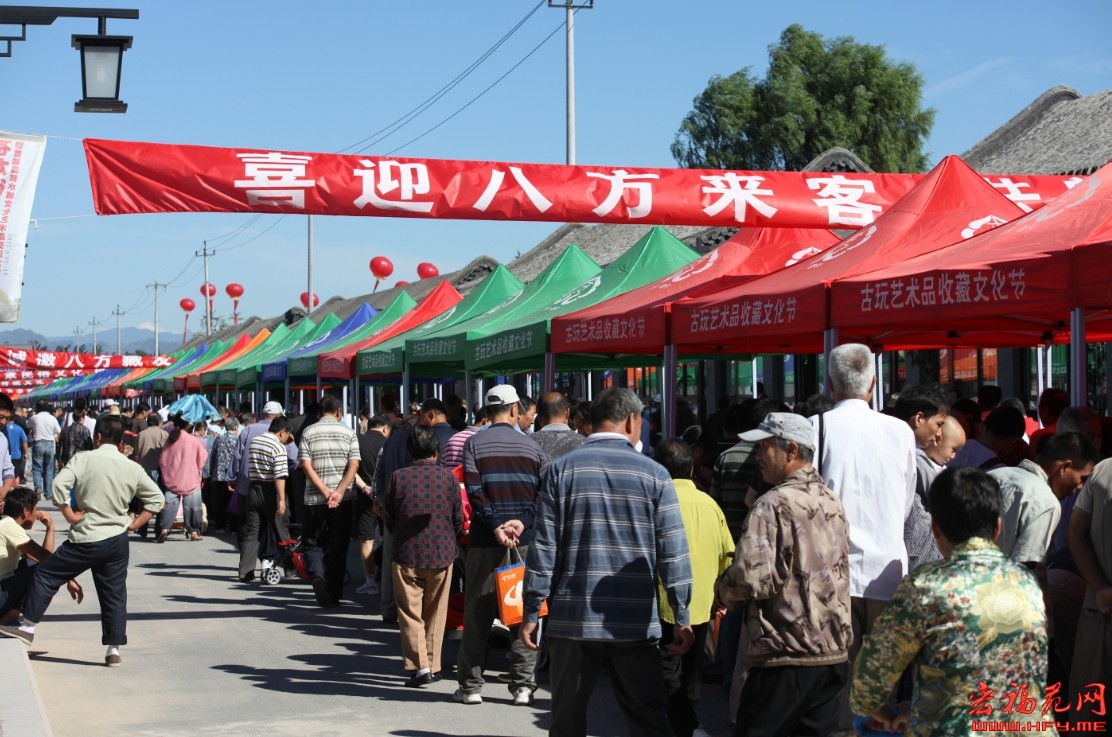 苍龙街集市上热闹非凡，生意红火