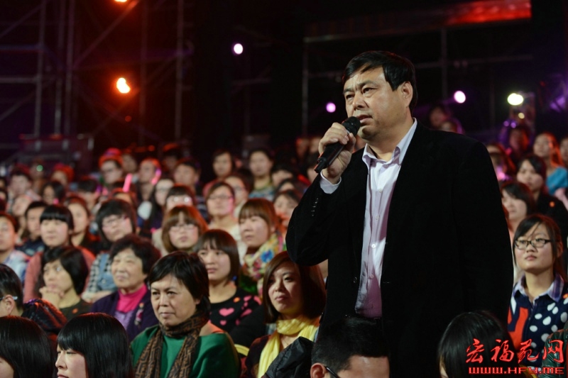 温都水城董事长黄福水现场捐助“最美代课老师”.jpg