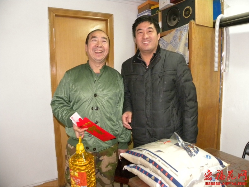 郑各庄村党支部书记杨路亮（右一）