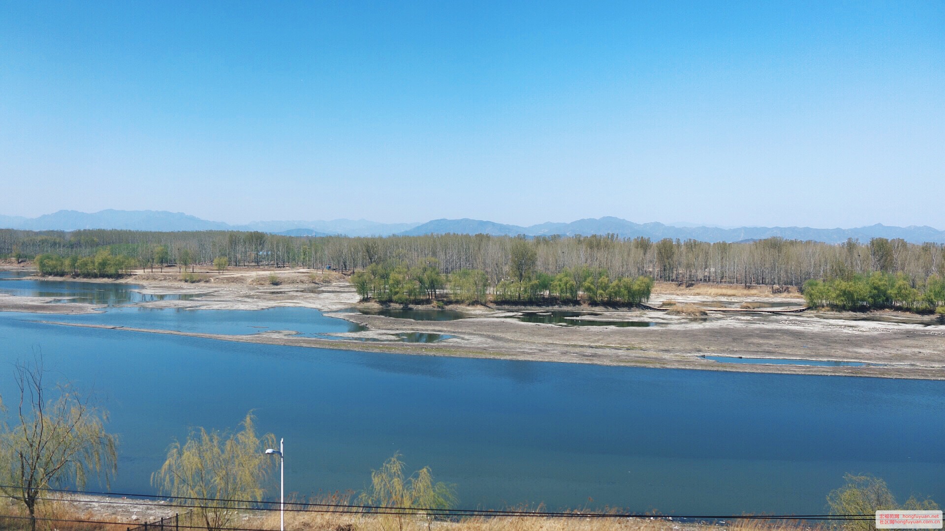 窗外河景
