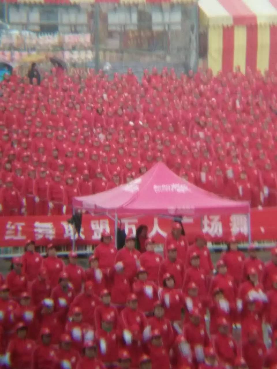红舞联盟万人广场舞，温度水城广场！